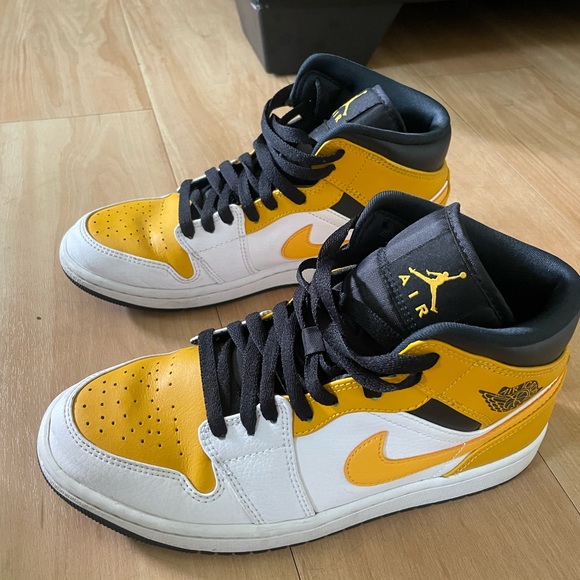 Nike Jordan 1. Excellent condition. Only wore them once. - Picture 2 of 4